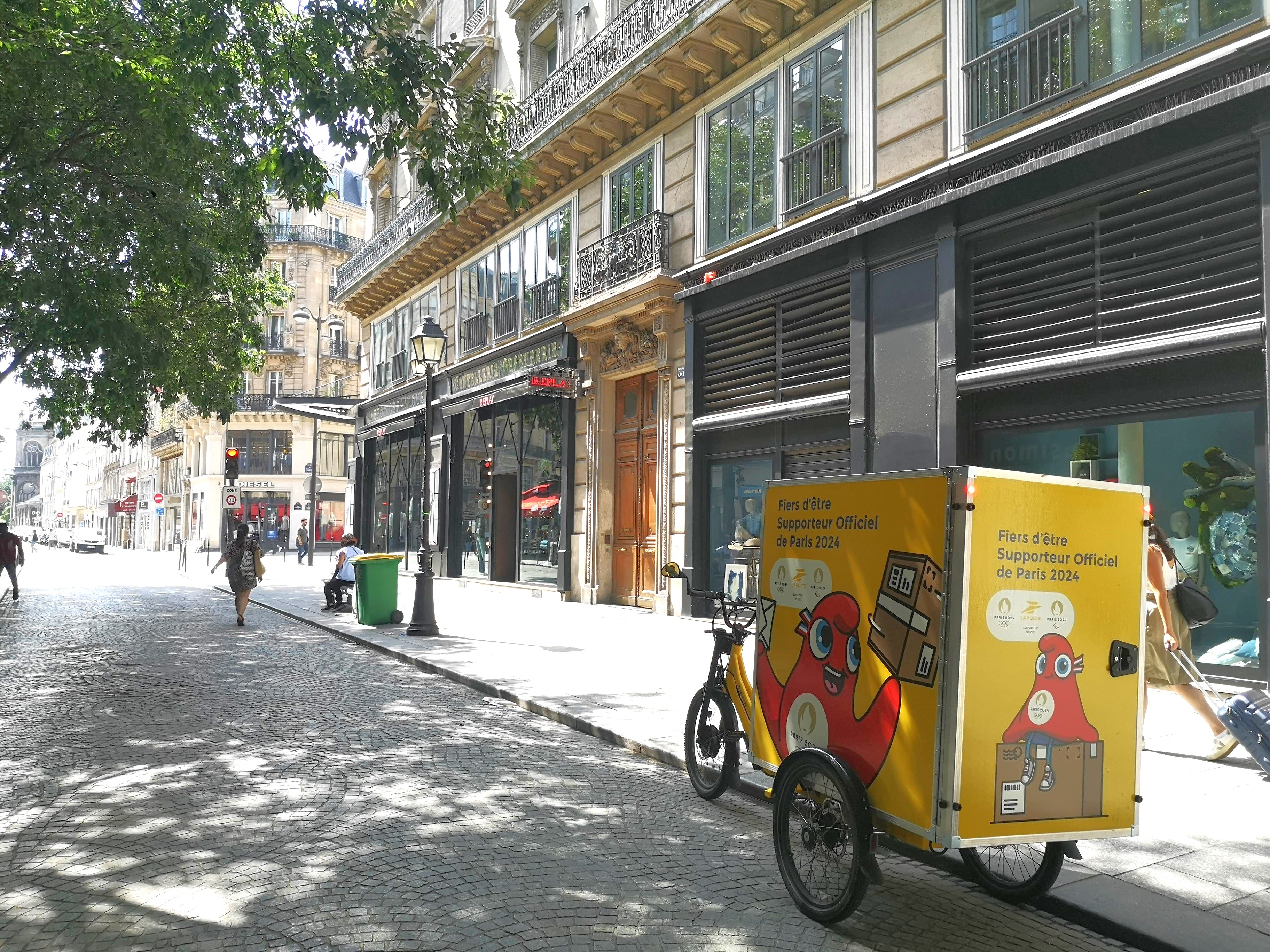 Bike-cargo delivery in a pedestrianised zone of Paris