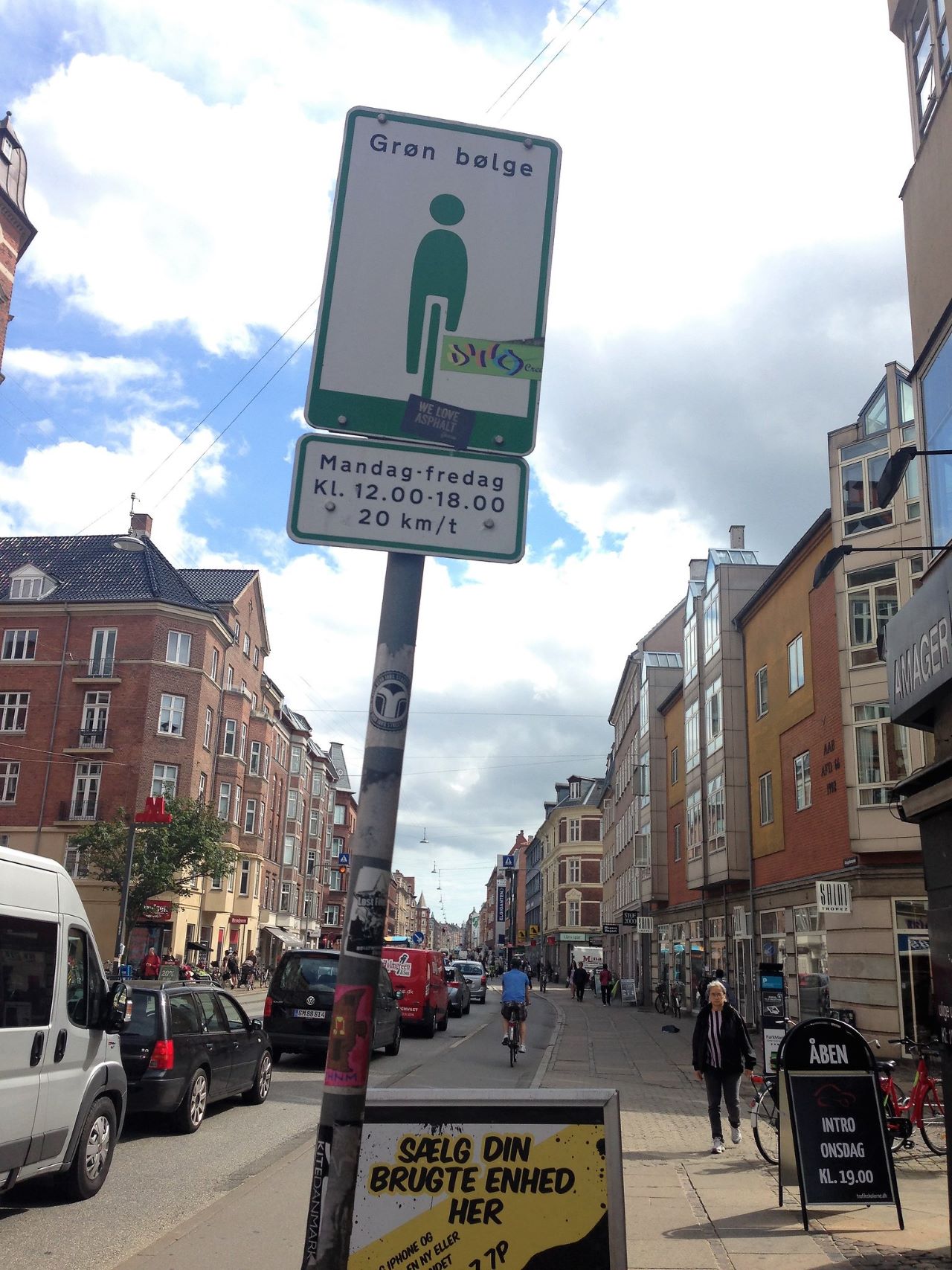 "'Green wave' sign for cyclists, Copenhagen" by philip.mallis is licensed under CC BY-SA 2.0.