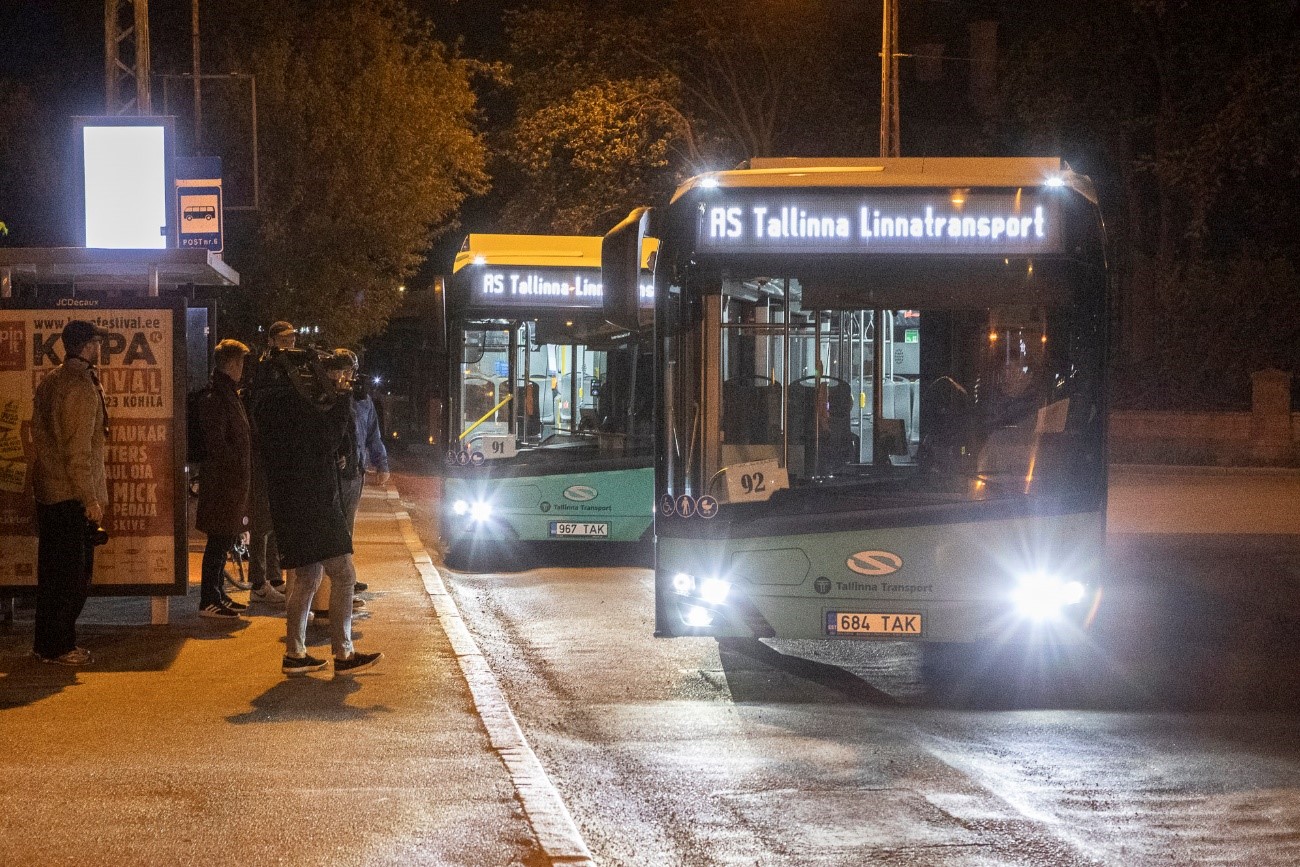 Autobús nocturno en Tallinn. Fuente: Cities After Dark.