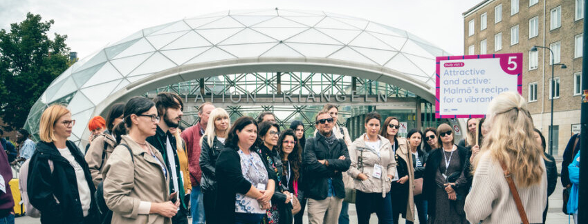 Teilneher:innen warten bei der Bahnstation auf den Study Visit