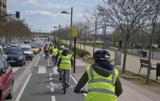 People riding bikes in Zaragoza